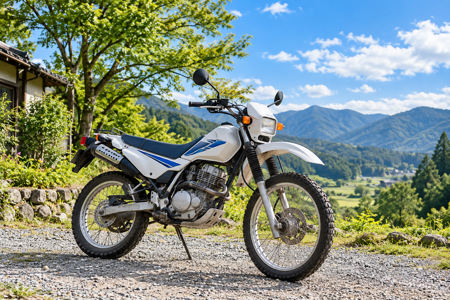 青空と緑を背景にした250ccクラスのオフロードバイクのイメージ