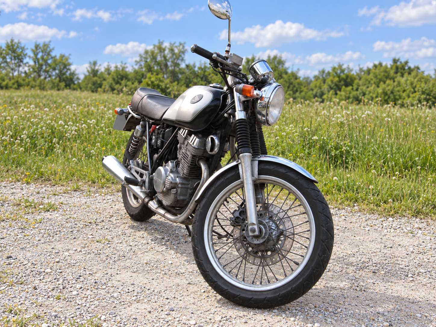 丸いライトと銀・黒のタンクが見える、以前レストアしたバイクの前方写真